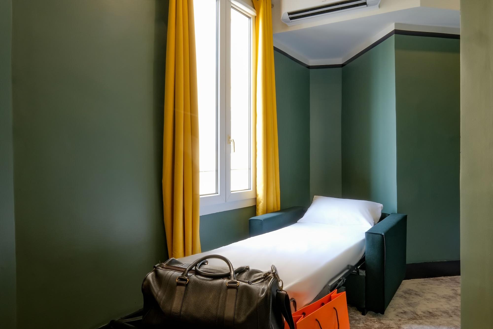 Hotel De France, Un Ammi