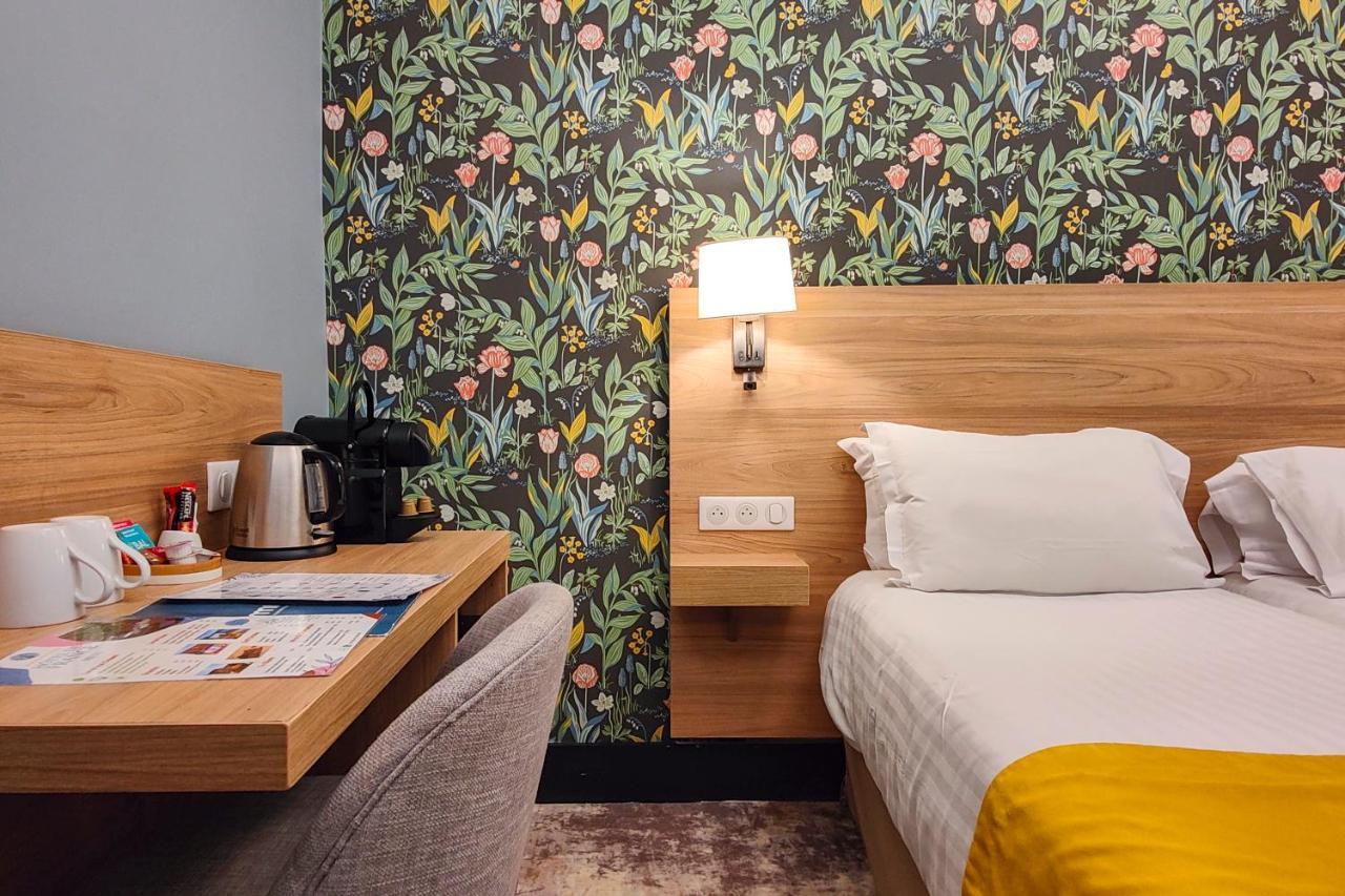 Hotel De France, Un Ammi