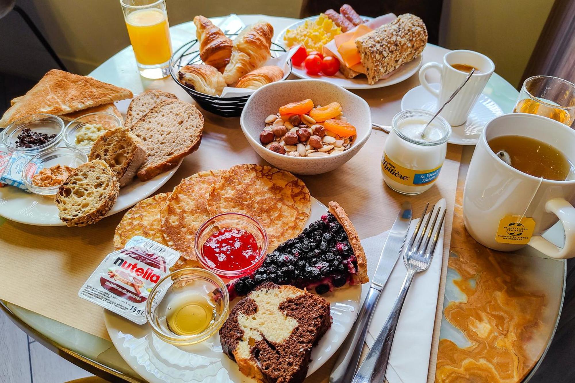 Hotel De France, Un Ammi