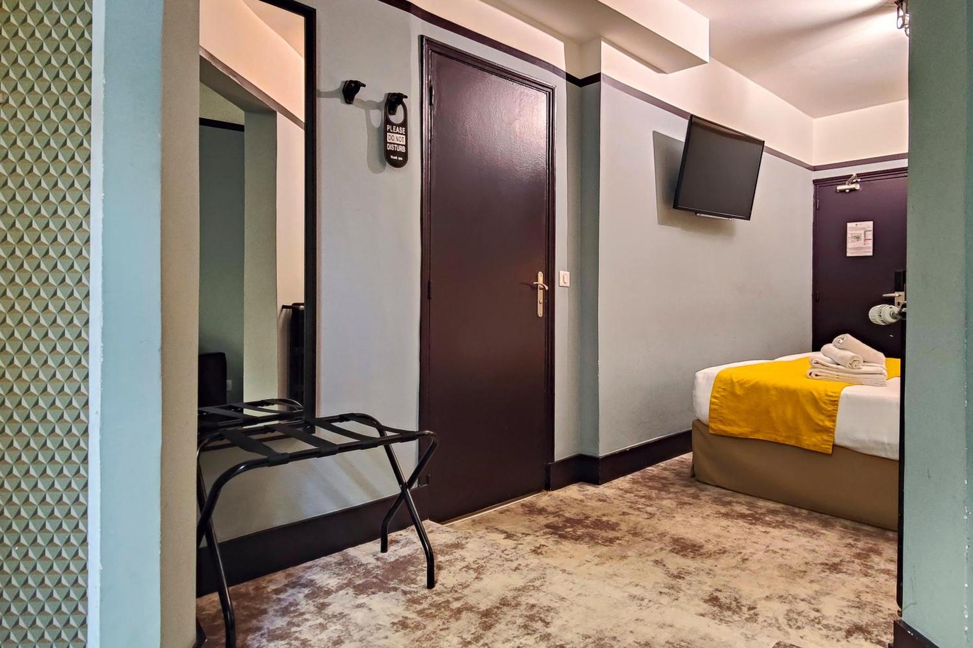 Hotel De France, Un Ammi